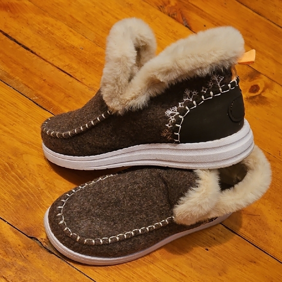 Cozy Brown Fur-Lined Slippers - Picture 1 of 6
